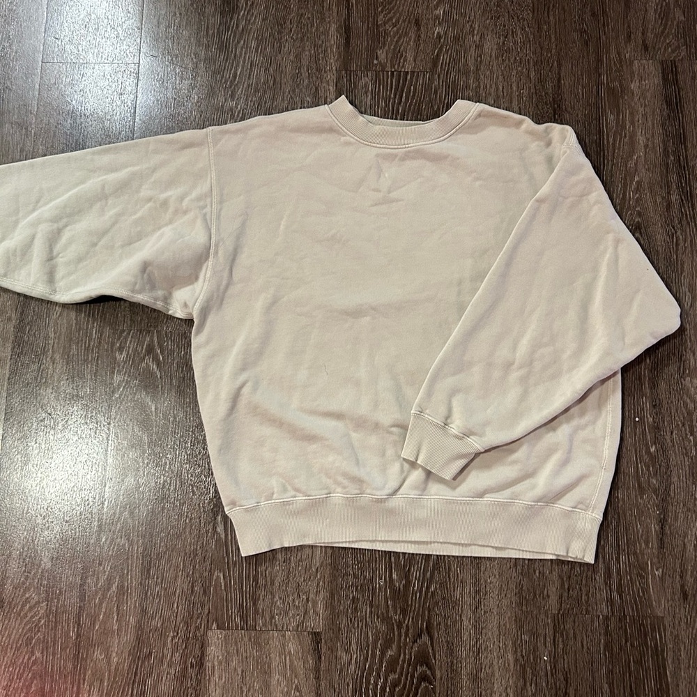 size medium cream colored crew neck sweatshirt